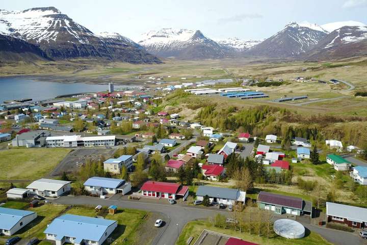 Fjórir ungir strípalingar hrelltu Reyðfirðinga – Gerðu eldri borgurum hverft við í sæluhúsi