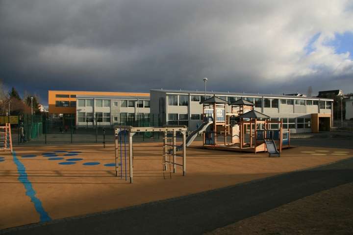 Sprengju kastað inn í Hlíðaskóla