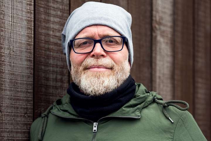 Málar „live“ á fatnað á tískusýningu