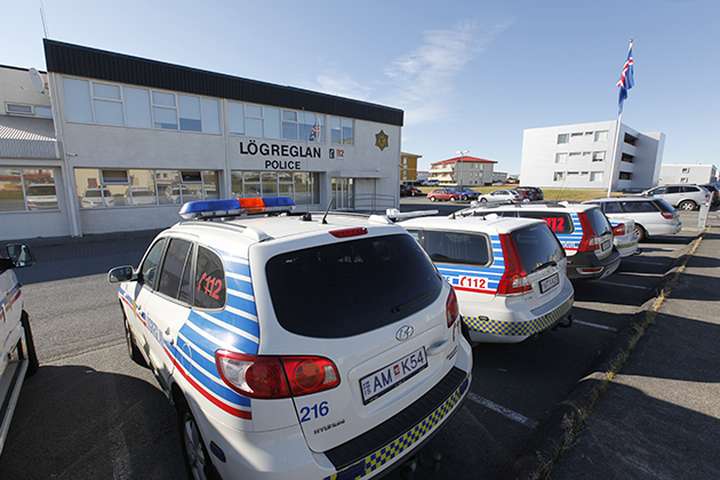 Próflaus kona og farþegi með dóp