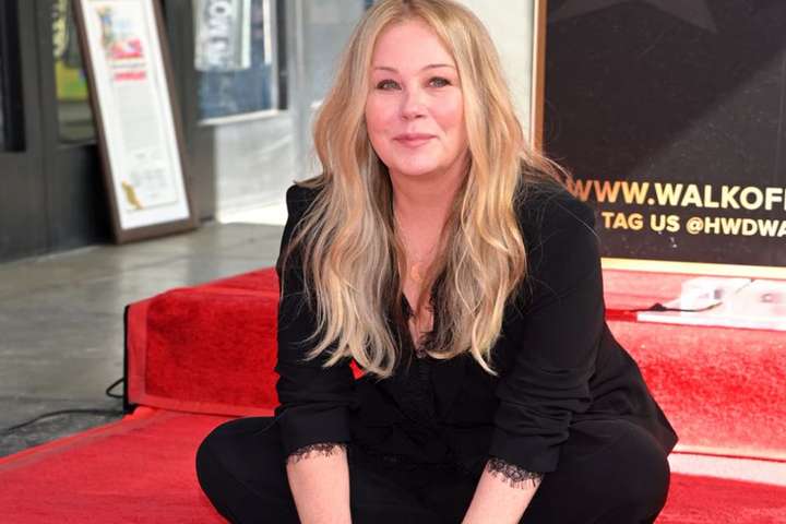 Christina Applegate með sapoveiruna: „Kúkur einhvers annars fór í munninn á mér og ég borðaði hann“