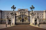Ung vinnukona í Buckingham-höll handtekin fyrir óspektir – Braut glös og reyndi að kýla barþjón
