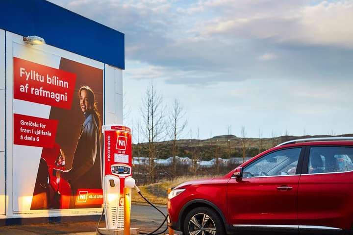 N1 gefur fría hleðslu í Reykjanesbæ