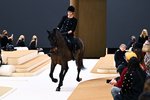 Ömmubarn Grace Kelly kom ríðandi niður Chanel tískupallinn á hesti