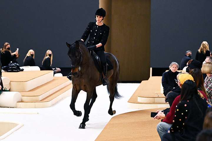 Ömmubarn Grace Kelly kom ríðandi niður Chanel tískupallinn á hesti