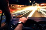 Eftirför lögreglu endaði ofan í húsagrunni – Myndband