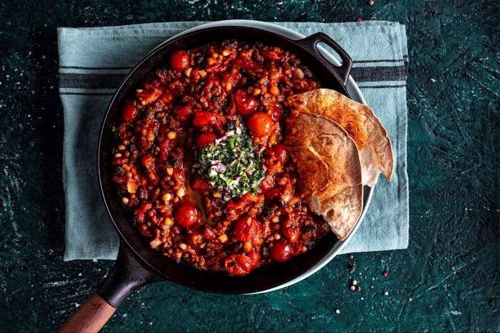 Geggjaður grænmetisréttur: Baunir með tómötum og chimichurri-mauki