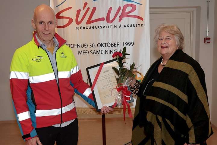 Færðu björgunarsveitinni Súlur veglega peningagjöf