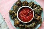 Djúpsteiktar spínatbollur með tómata-chutney – Partímatur sem slær í gegn