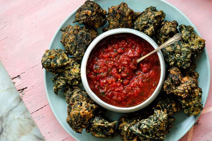 Djúpsteiktar spínatbollur með tómata-chutney – Partímatur sem slær í gegn