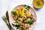 Ferskt salat með rækjum, mangó, eplum og kókos