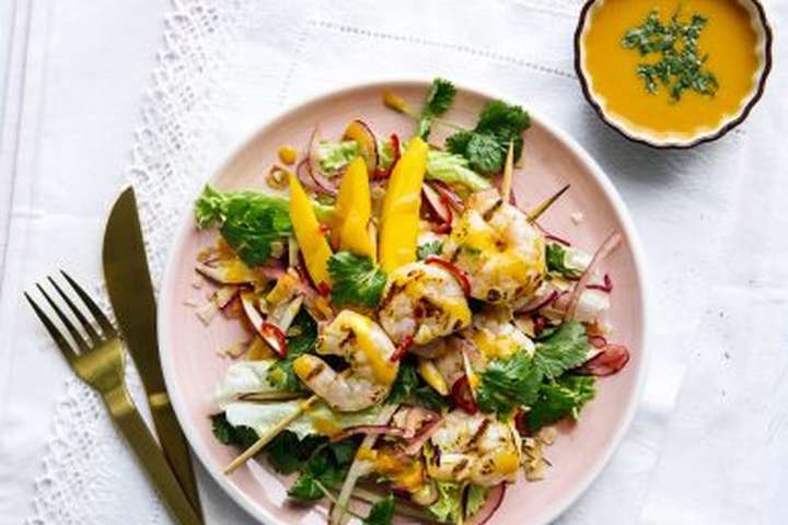 Ferskt salat með rækjum, mangó, eplum og kókos