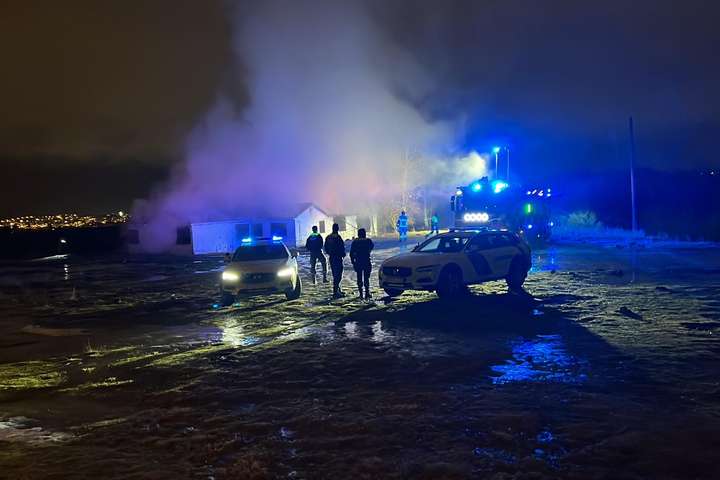 Eldur logar í íbúðarhúsi við Stekkjarbakka