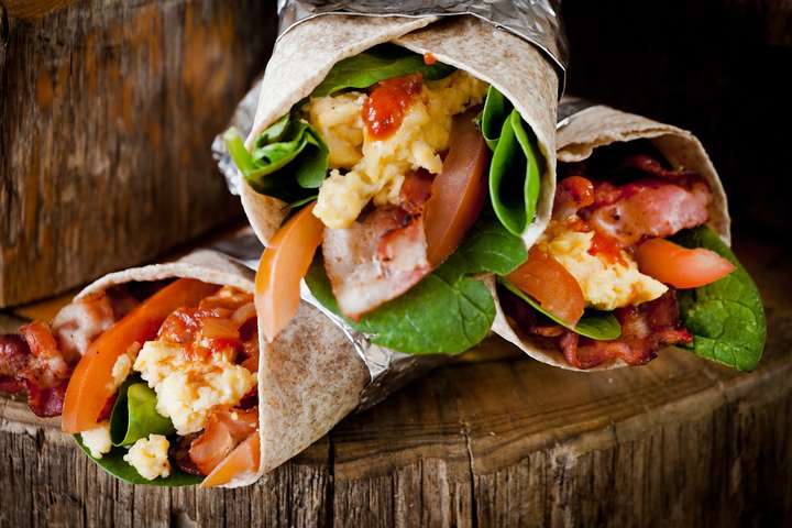 Morgunverðar-tortillur með eggjahræru, beikoni, sterku tómatsalsa og spínati