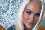 Svala sjóðandi í svörtum kjól: „Ég ætti að klæðast svona á hverjum degi“