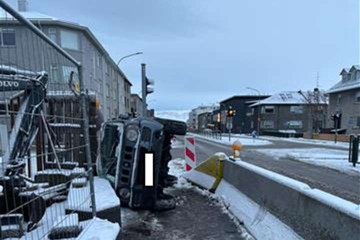 Strætó velti fólksbíl á Snorrabraut – Lögreglan leitar að vitnum