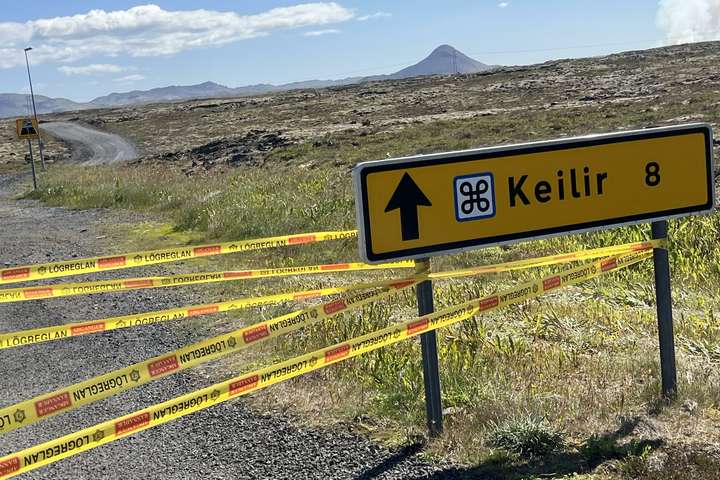Samherji á veginn að Keili – Fólk sent lengri leiðina að gosinu í reykjarmekki