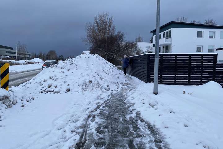 Ruðningshaugar valda víða óþægindum í Reykjavík: „Orðið svolítið mikið núna og þetta tekur tíma“
