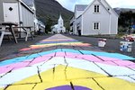 Regnbogagatan á Seyðisfirði fær andlitslyftingu – Nýjum litum bætt við