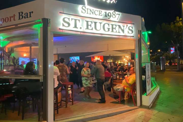 Íslenskur bareigandi heldur í brosið á Tenerife