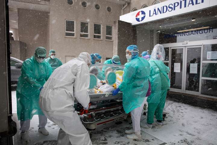 COVID-19 sjúklingur fluttur milli gjörgæsludeilda LSH í einangrunarhylki – Myndir