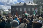 Mótmæltu brottvísun Yasam litla: „Til helvítis með fólk sem mætir í vinnuna og brýtur á börnum“