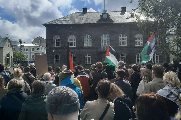 Mótmæltu brottvísun Yasam litla: „Til helvítis með fólk sem mætir í vinnuna og brýtur á börnum“