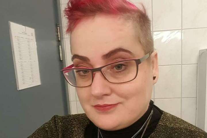 Óþekkta konan knúsaði Báru og fór