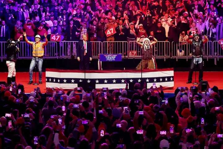 Donald Trump steig „dans“ með Village People – MYNDBAND