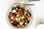 Sumarlegt salat með rauðrófum og reyktri bleikju
