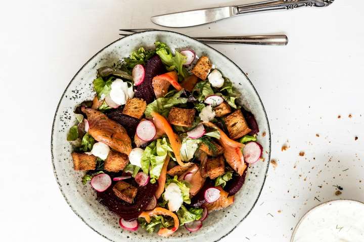 Sumarlegt salat með rauðrófum og reyktri bleikju