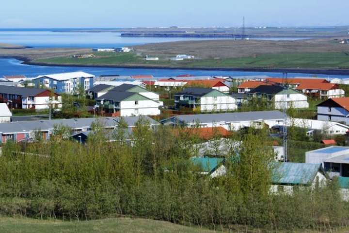 Pissaði í húsagarði og ógnaði nærstöddum með hníf