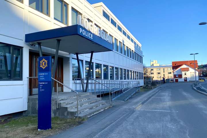 Reyndi fyrst að flýja af vettvangi og síðan flótta af lögreglustöðinni í handjárnum