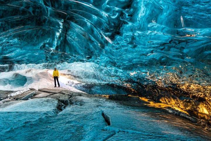 Konan sem slasaðist í íshellinum er ófrísk