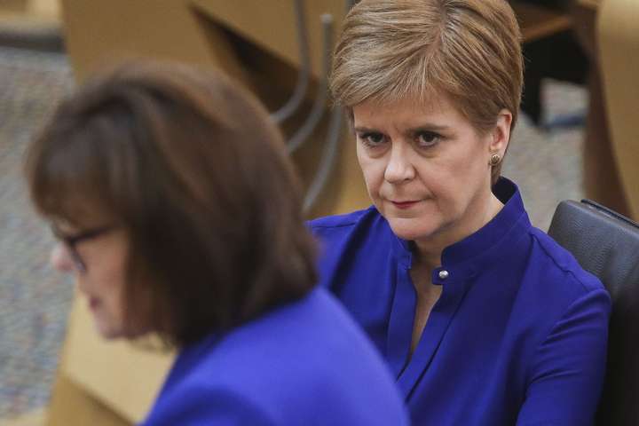 Nicola Sturgeon: „Mjög líklegt“ að útgöngubann verði framlengt í Skotlandi