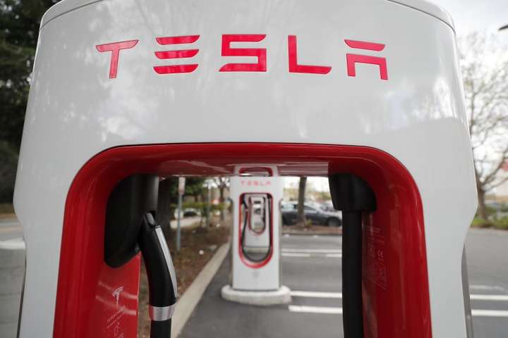 Tesla vill leggja hleðslustöðvar um land allt