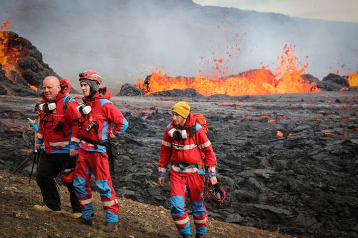 Um 100 manns fluttir slasaðir frá gosstöðvunum