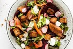 Reykt bleikjusalat með rauðrófum og ristuðum brauðteningum