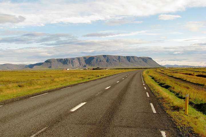 Vörubifreið fauk á hliðina við Ingólfsfjall – Suðurlandsvegur lokaður til austurs