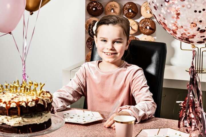 Rósgyllt og glitrandi veisluborð og gómsætar veitingar