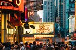 Ljósin á Broadway slökkt – Öllum leikhúsum lokað