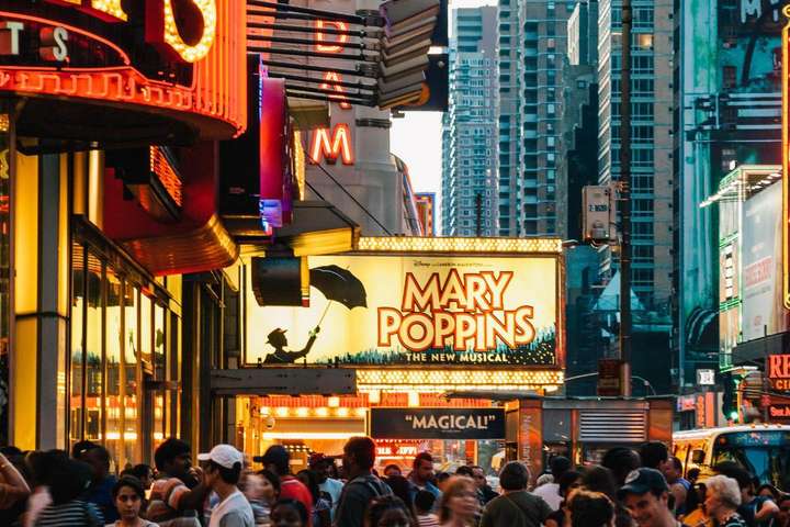 Ljósin á Broadway slökkt – Öllum leikhúsum lokað