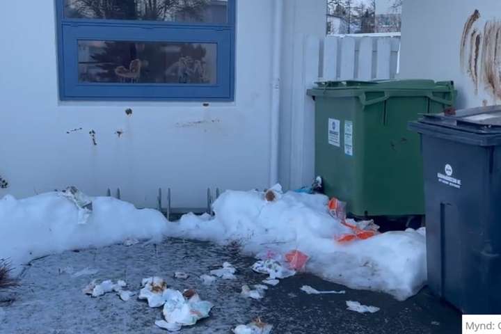 Mannaskít makað á rúður á Akureyri: „Maður er svo sorgmæddur að sjá þetta“