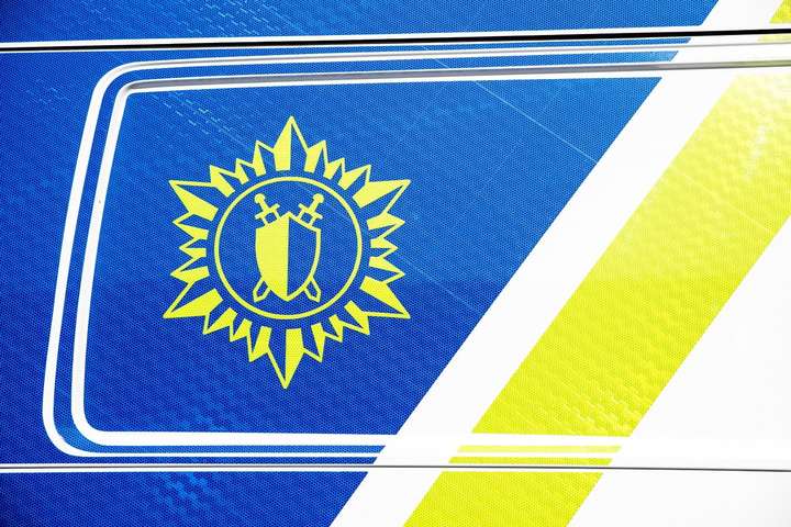 Kastaði kókflösku og kaffibolla í bifreið þegar bílstjórinn tók fálega í ábendingar um aksturslag