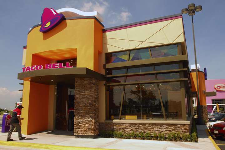 Öryggisvörður löðrungaði viðskiptavin Taco Bell af öllu afli – MYNDBAND