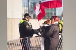Myndband sýnir lögregluna velta grindverkinu við sendiráðið: „Hættið þessu fucking rugli“