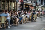 Parísarbúar flykktust á kaffihús