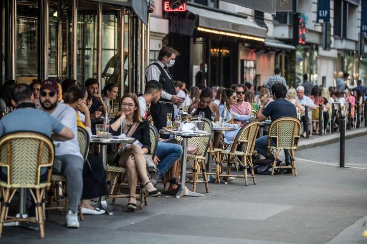 Parísarbúar flykktust á kaffihús
