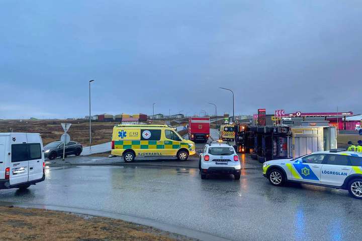 Reykjanesbraut lokuð að hluta eftir að flutningsbíll fór á hliðina
