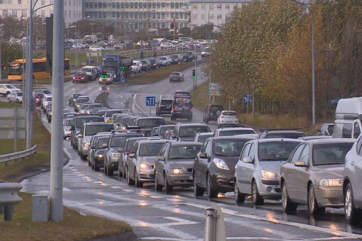 Holur í borginni skemmdu yfir 20 bíla